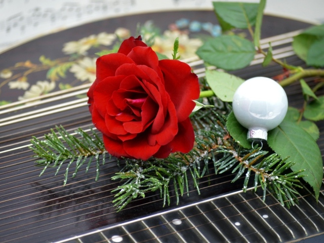 Красная роза с шариком и еловой веткой