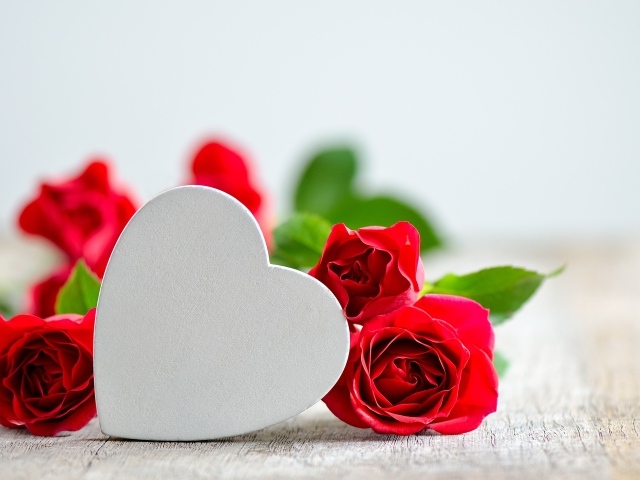 Красные розы с белым сердцем на столе