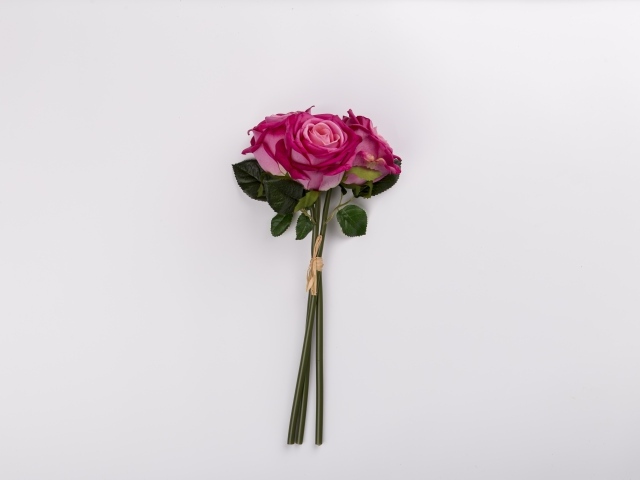 Три розы на сером фоне