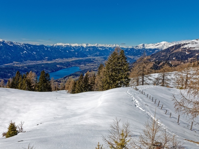 Красивый вид с заснеженной горы 
