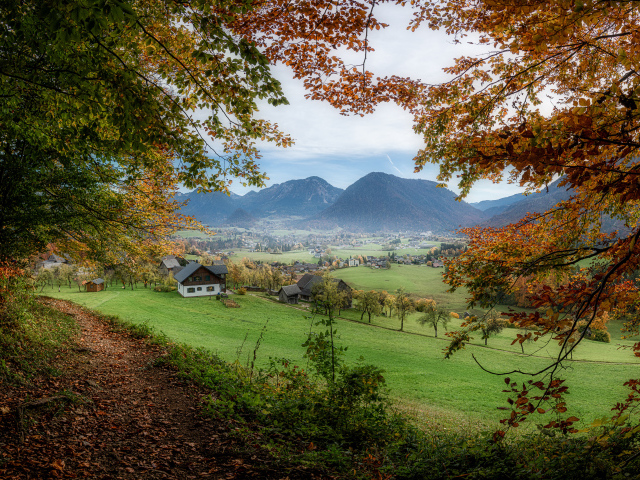 Красивый вид на живописные горы и город