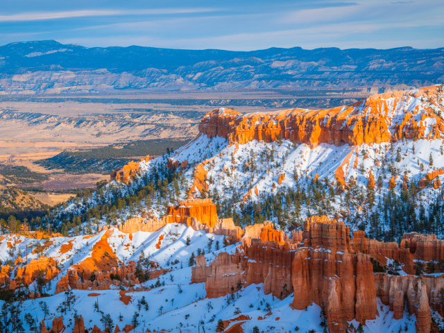 Красивый вид на заснеженный каньон