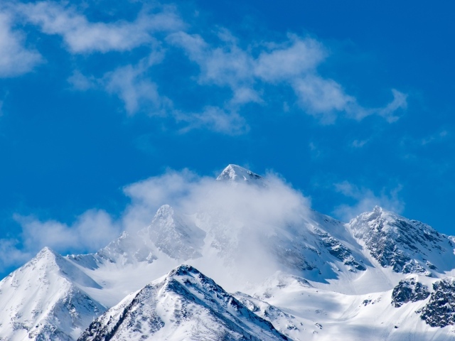Голубое небо над покрытыми снегом горами