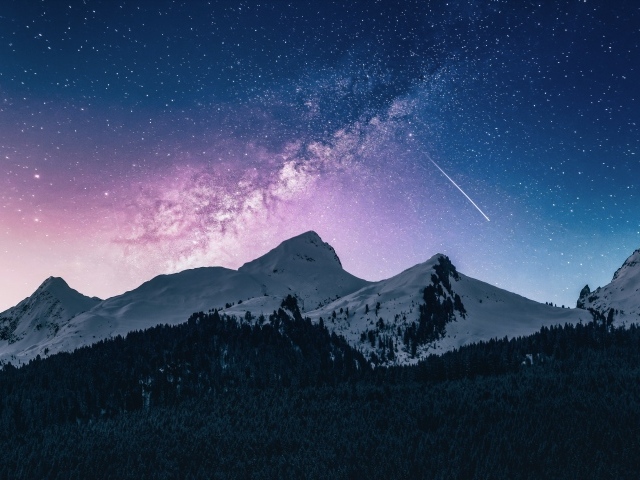Млечный путь в звездном небе над заснеженными горами