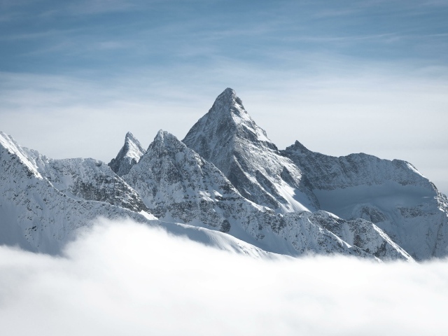 Покрытые глубоким белым снегом горные вершины