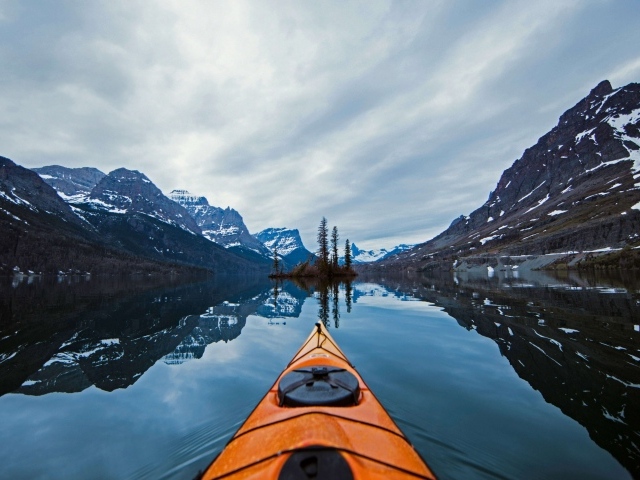 Горы окружают спокойную воду реки