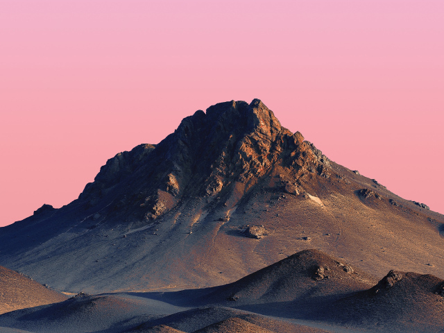 Розовое небо над вершиной горы