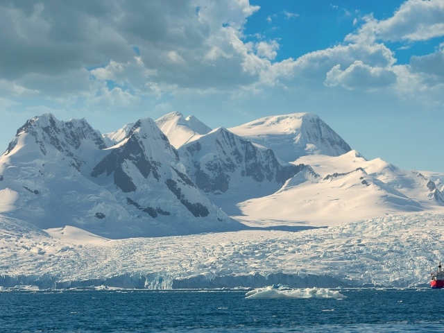 Заснеженные горы на берегу Арктики