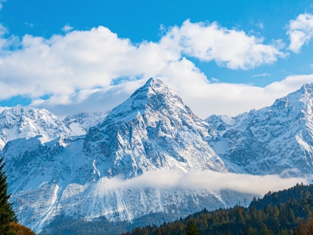 Заснеженные Доломитовые Альпы под голубым небом 