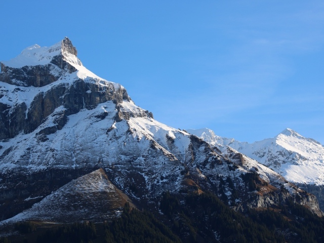 Вершина горы покрыта снегом в лучах солнца