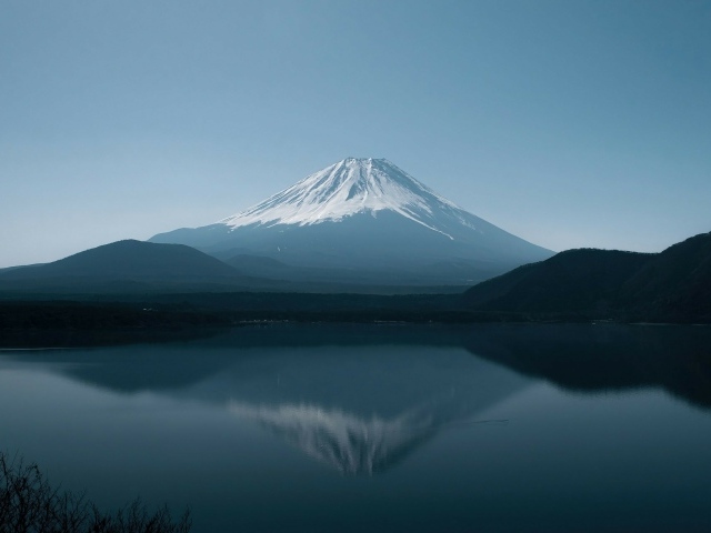 Вид на заснеженную гору Фиджи