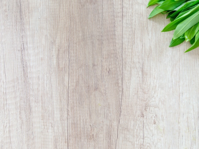 Зеленые листья на деревянном фоне