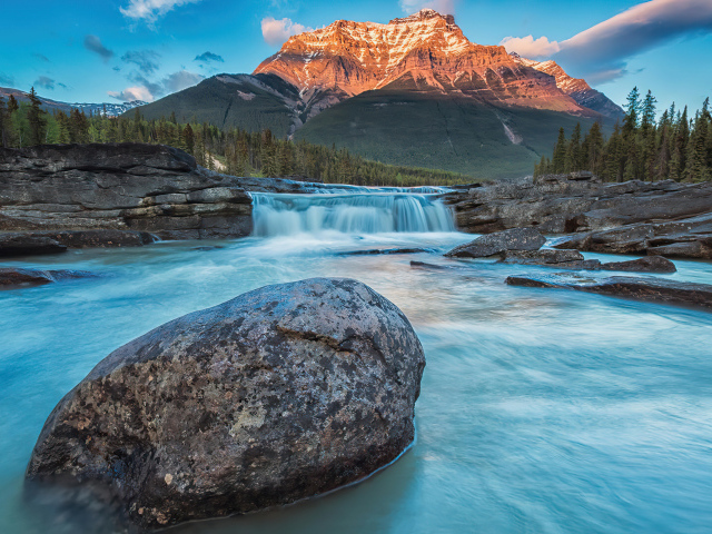 Большой камень лежит в реке у горы