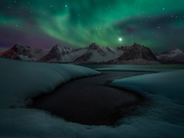 Полярное сияние над озером зимой