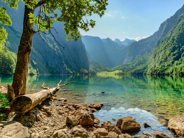Красивое спокойное горное озеро с большими камнями