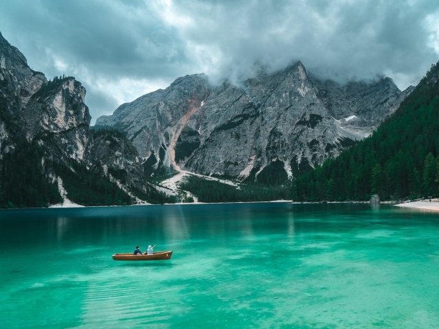 Голубая чистая вода в озере на фоне гор
