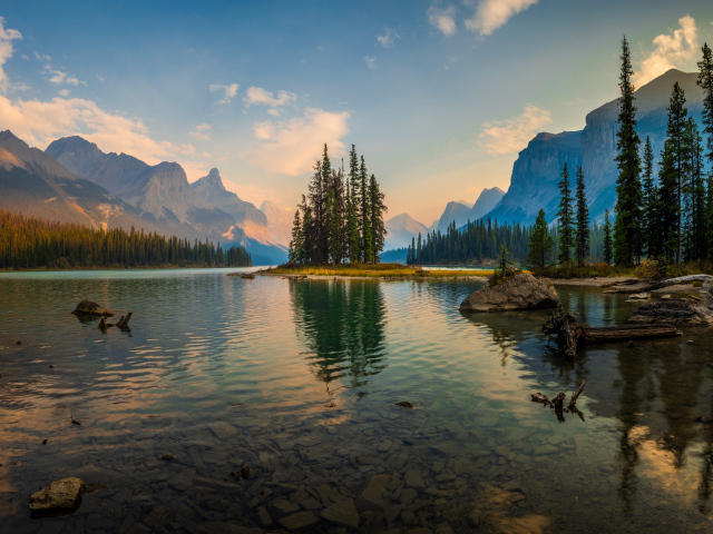Спокойное холодное озеро в горах