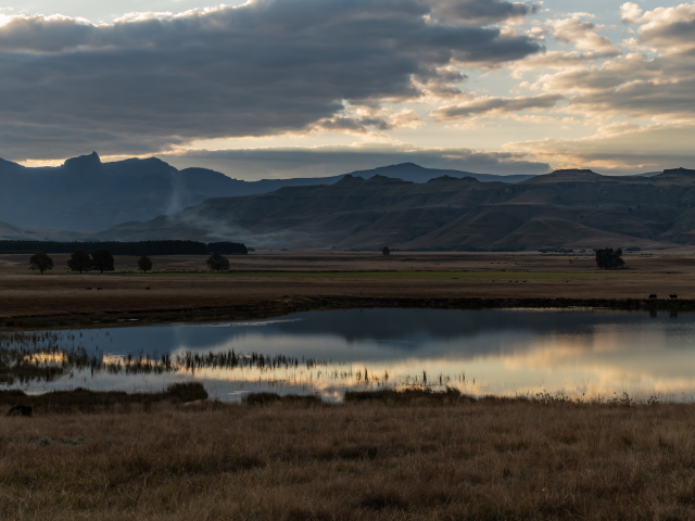 Грозовые облака отражаются в воде озера в горах 