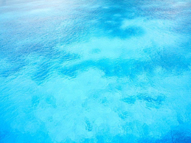 Спокойная бирюзовая вода в океане