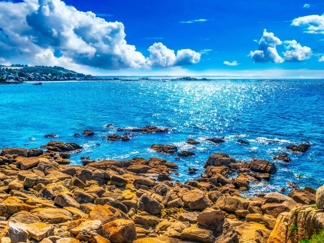 Красивая голубая морская вода под небом