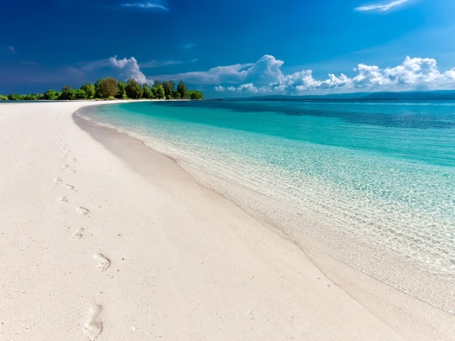 Красивая голубая вода океана на берегу с белым песком