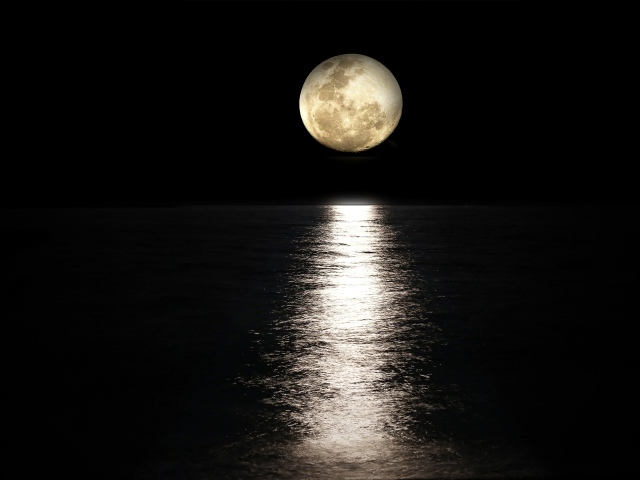 Большая луна отражается в морской воде ночью