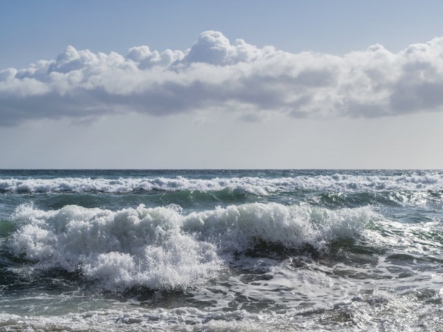 Большое белое облако над бушующим морем