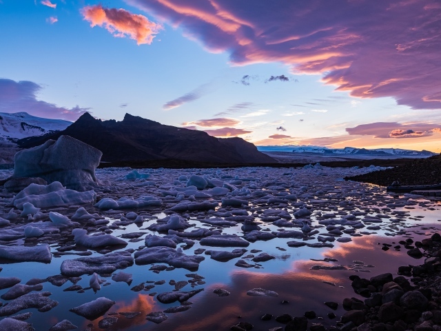 Глыбы льда на берегу в воде 