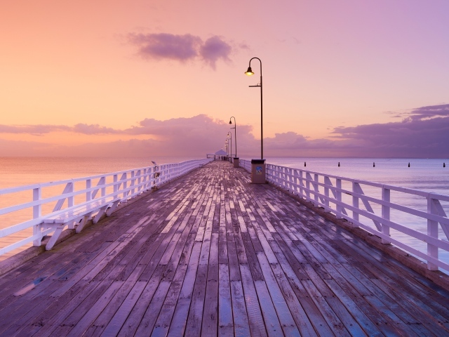 Длинный деревянный мост у моря