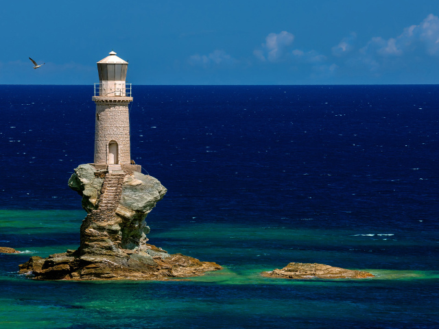 Старый маяк на каменном острове в море