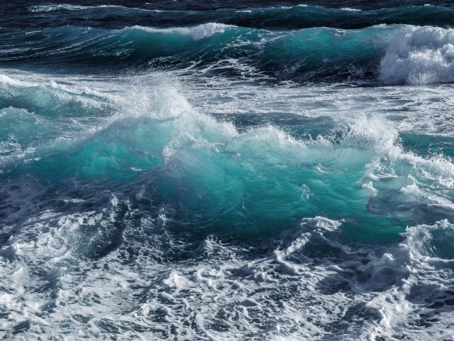 Бушующая голубая вода моря