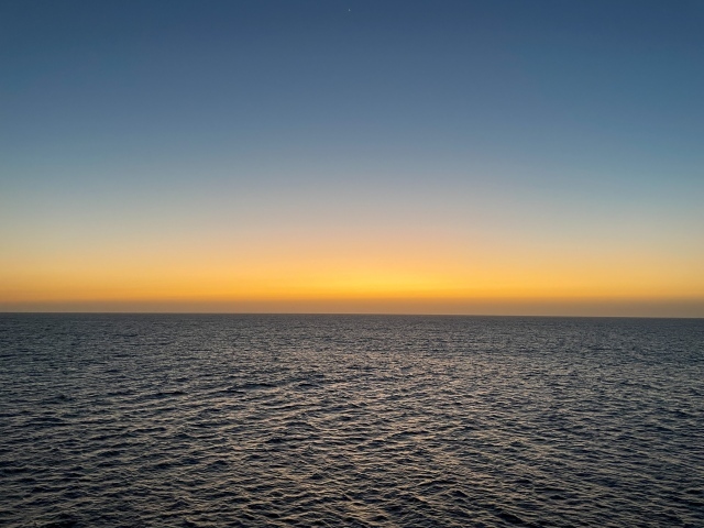 Закат солнца на горизонте над морем