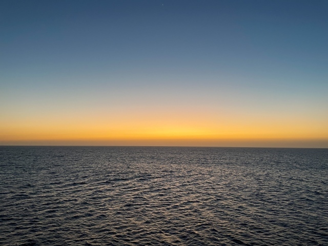 Закат солнца на горизонте над морем