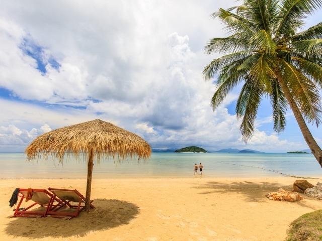 Красивое место для отдыха на тропическом пляже летом