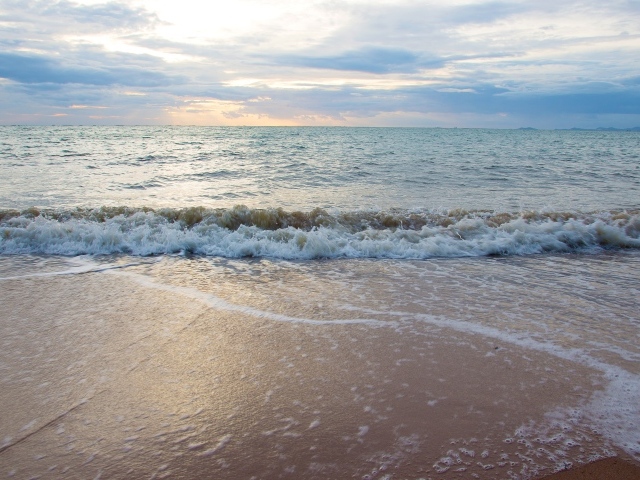 Волны на горячем песке летом