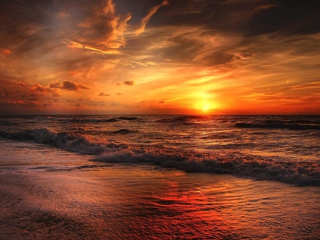 Красивый закат в небе над морем летом