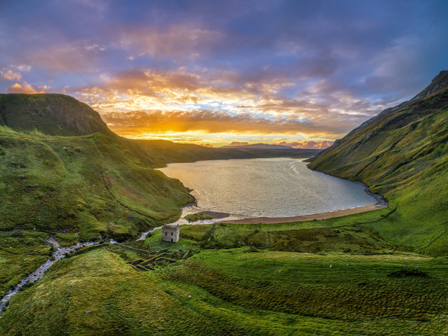 Красивый закат солнца над горным озером