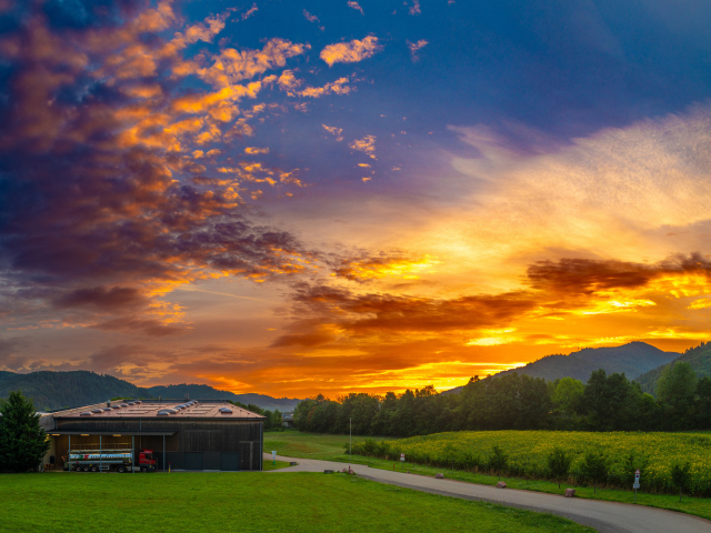 Красивый закат солнца над горами у дороги