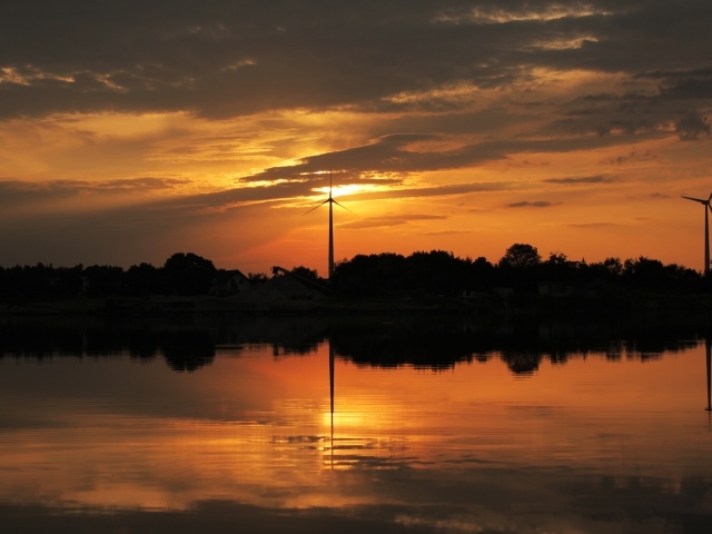 Красивый закат солнца отражается в озере