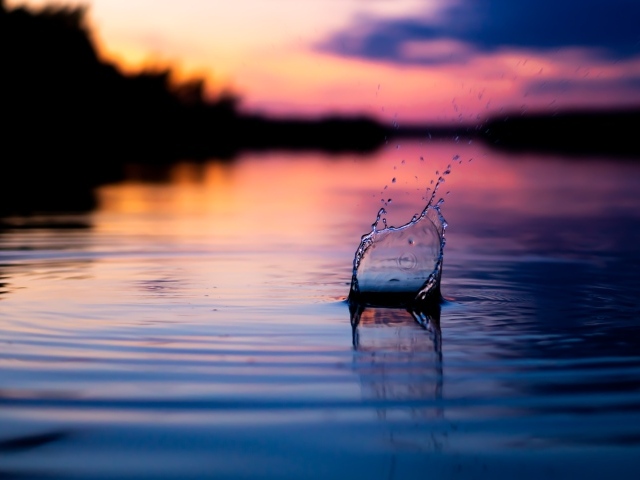 Брызги на воде реки на закате