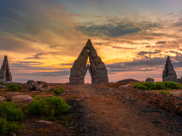 Каменные арки на фоне красивого неба на закате солнца