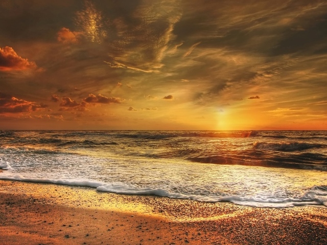 Закат солнца в небе у морского побережья
