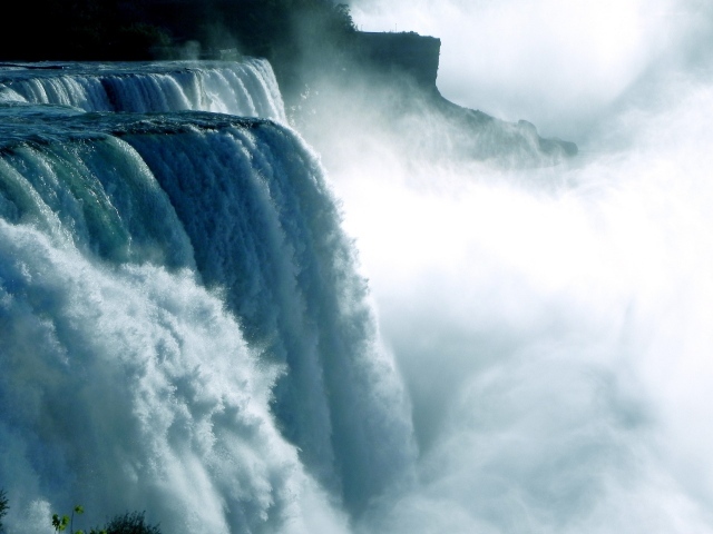 Большой быстрый Ниагарский водопад