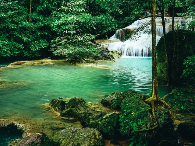 Чистая голубая вода лесного водопада