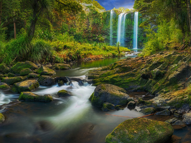 Вид на водопад и горную реку