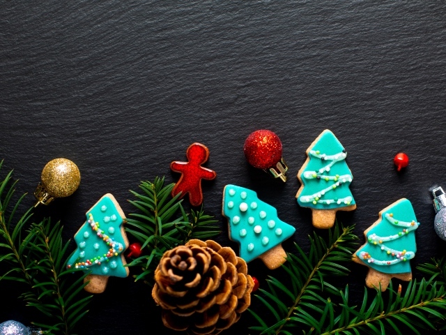 Новогоднее печенье с еловыми ветками на сером фоне