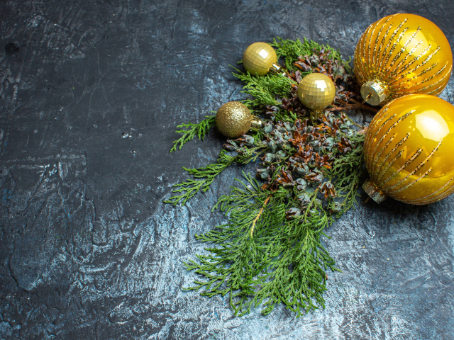 Елочные игрушки с ветками на сером фоне