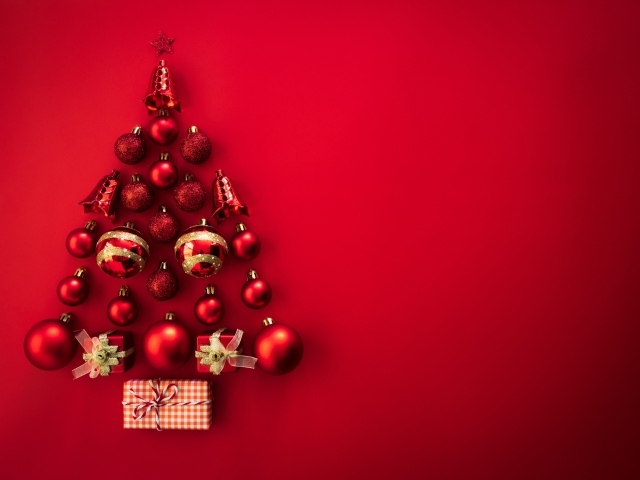 Елка из игрушек на красном фоне