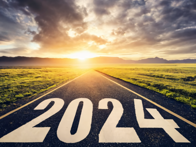 Дорога с цифрами 2024 на фоне солнца