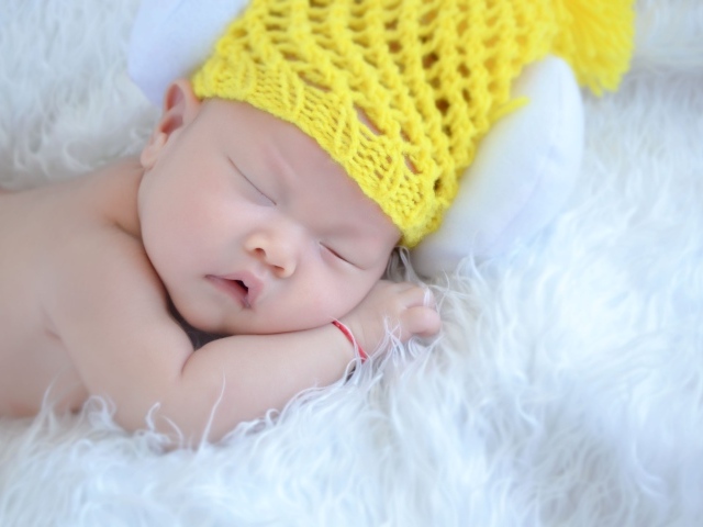 Грудной малыш в вязаной шапке